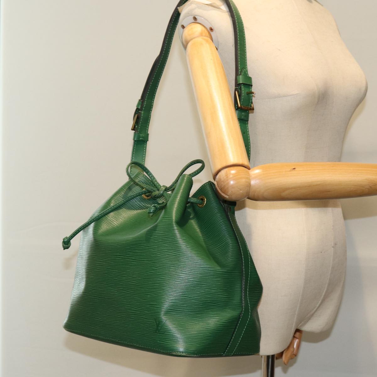 LOUIS VUITTON Epi Petit Noe Shoulder Bag Green M44104 LV 74295