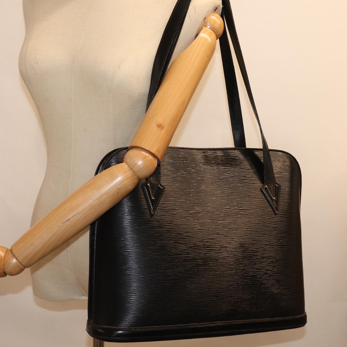 LOUIS VUITTON Epi Lussac Shoulder Bag Black M52282 LV 75752