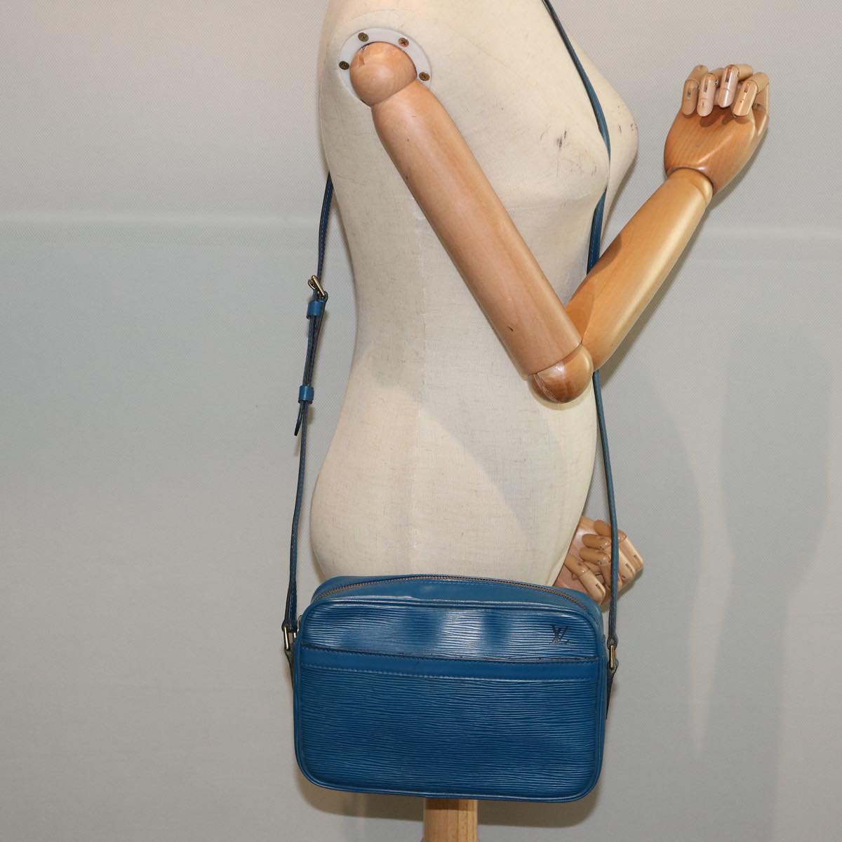 LOUIS VUITTON Epi Trocadero 23 Shoulder Bag Blue M52305 LV 77150