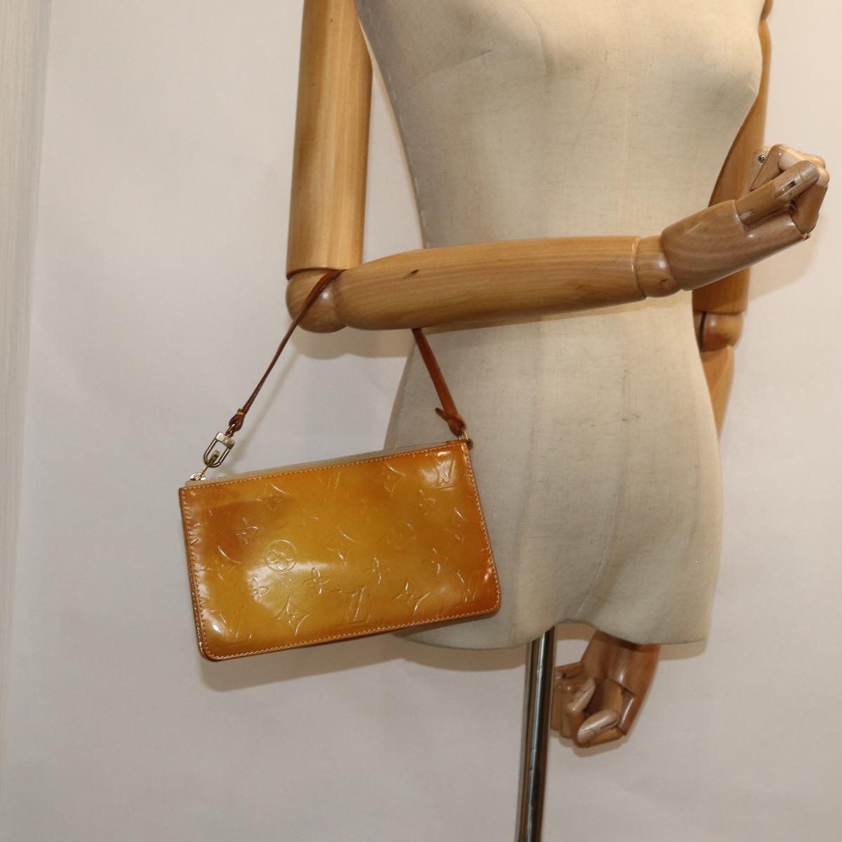 LOUIS VUITTON Monogram Vernis Lexington Accessory Pouch Beige M91010 82854
