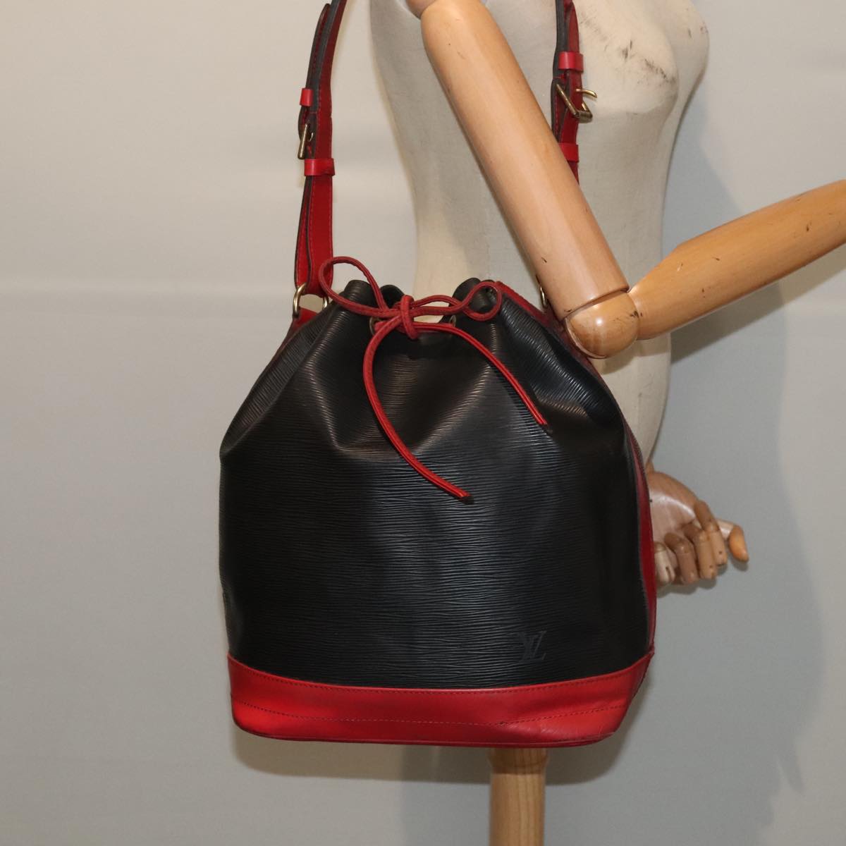 LOUIS VUITTON Epi Noe Shoulder Bag By color Black Red M44017 LV 86988