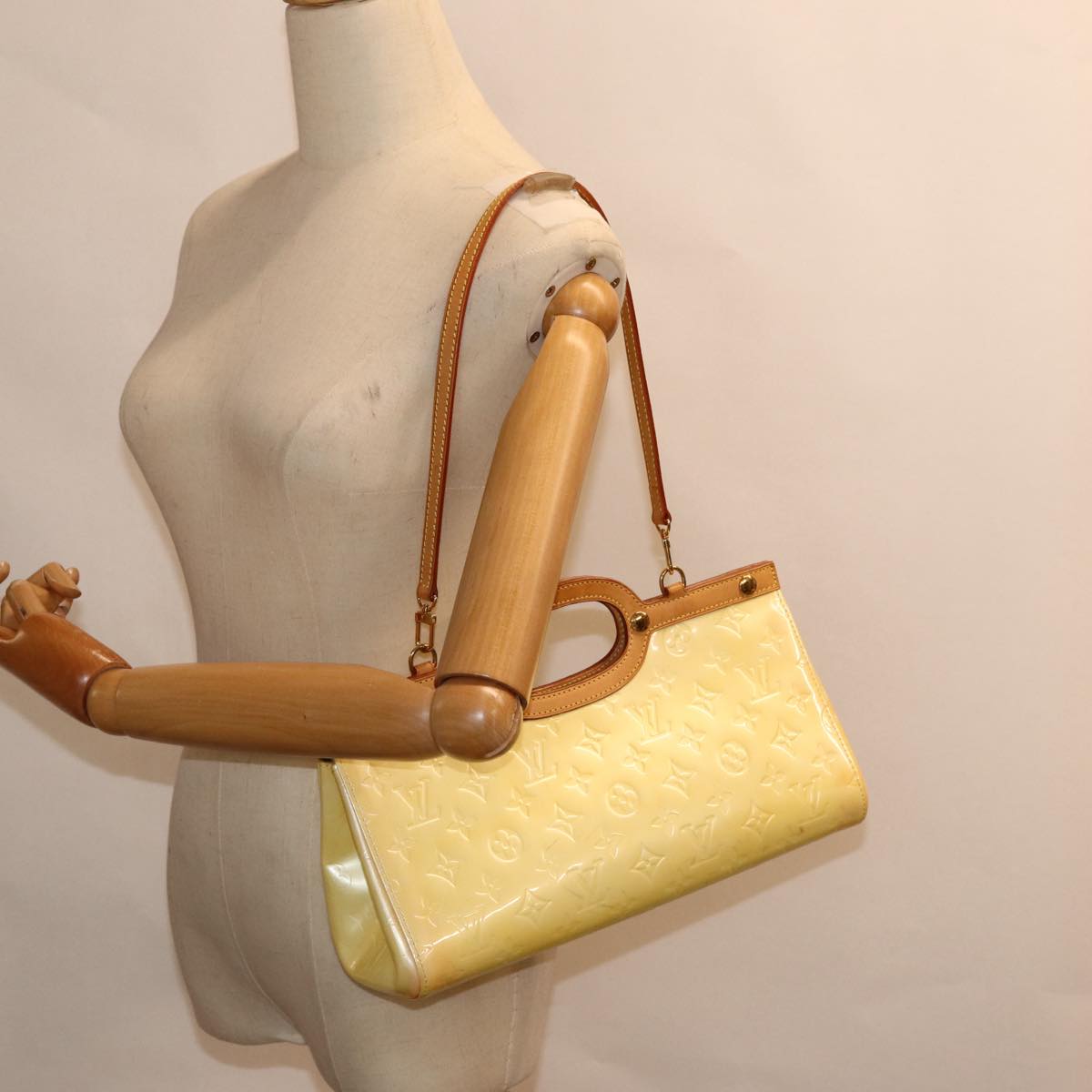 LOUIS VUITTON Monogram Vernis Roxbury Drive Hand Bag Perle M91374 LV 88360