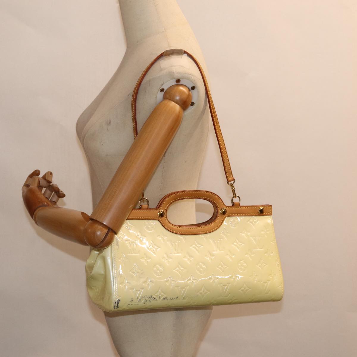 LOUIS VUITTON Monogram Vernis Roxbury Drive Hand Bag Perle M91374 LV 88362