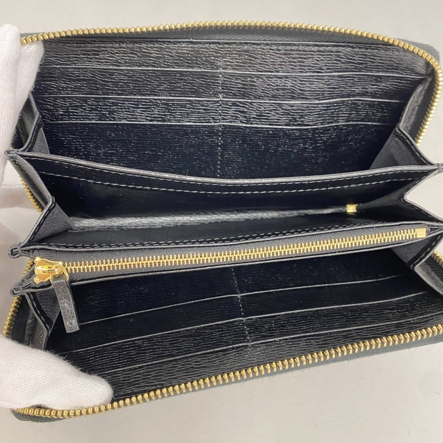 Gucci Zip Around Leather Wallet ()