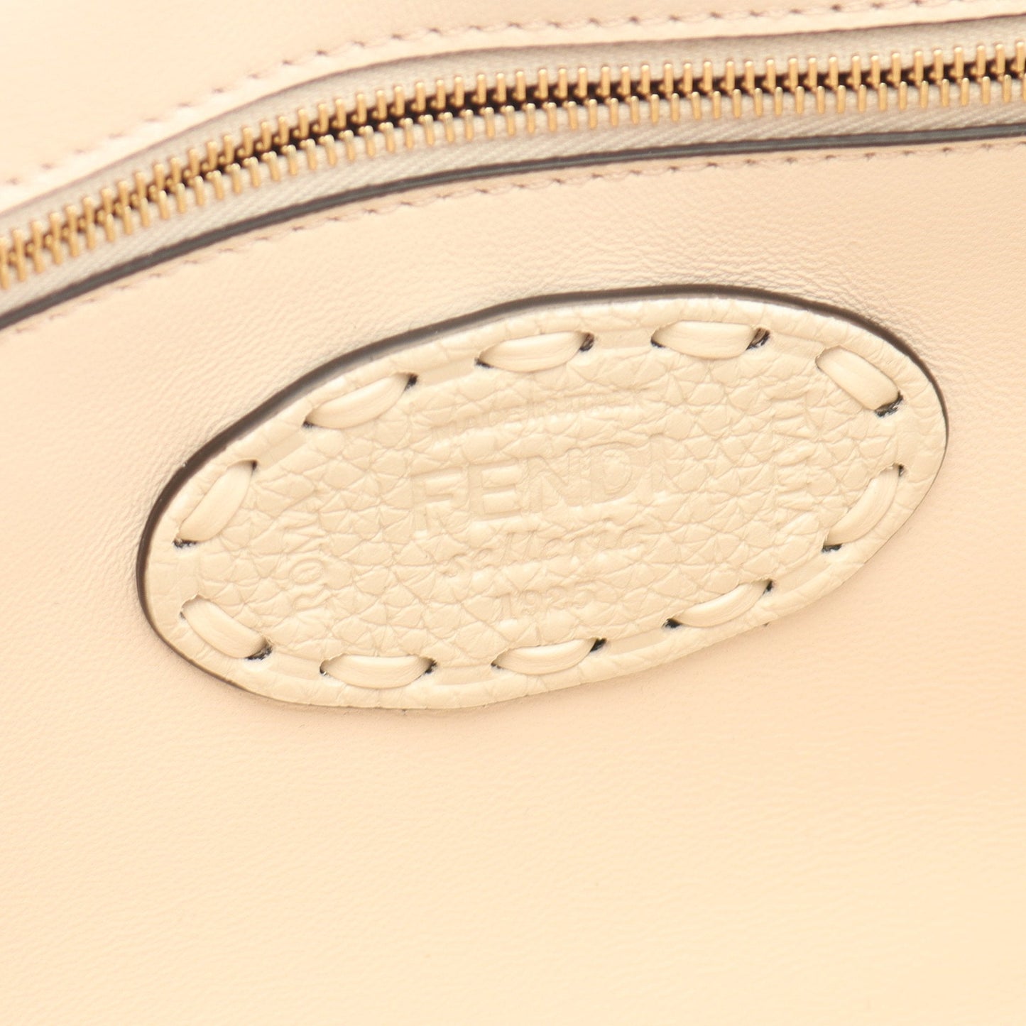 Luxury Fendi Mamma bucket Handbag Leather Light beige 2WAY