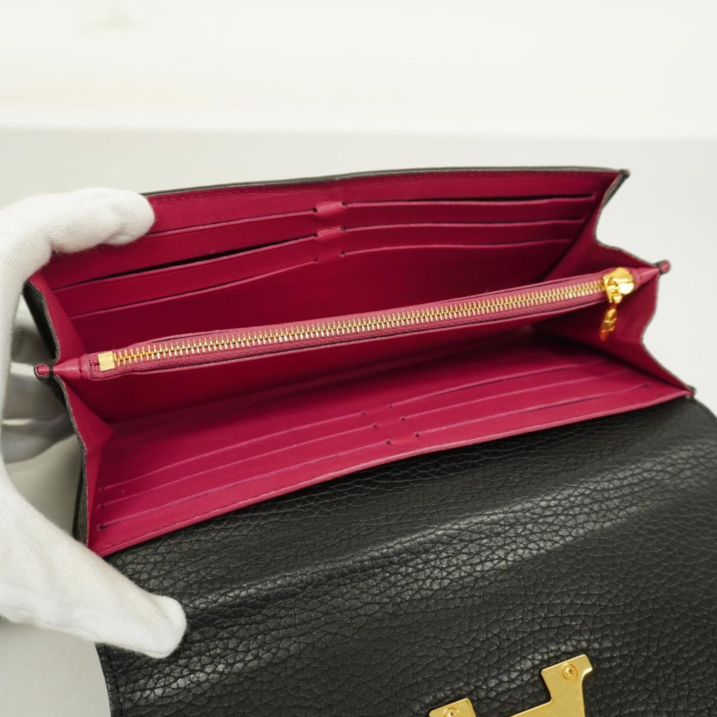 Louis Vuitton Portefeuille Capucines Leather Wallet ()