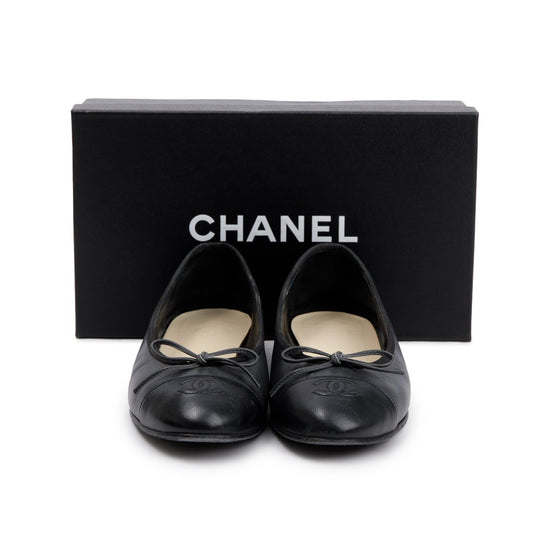 Chanel Black Lambskin Leather Interlocking CC Logo Flats, Size 40.5
