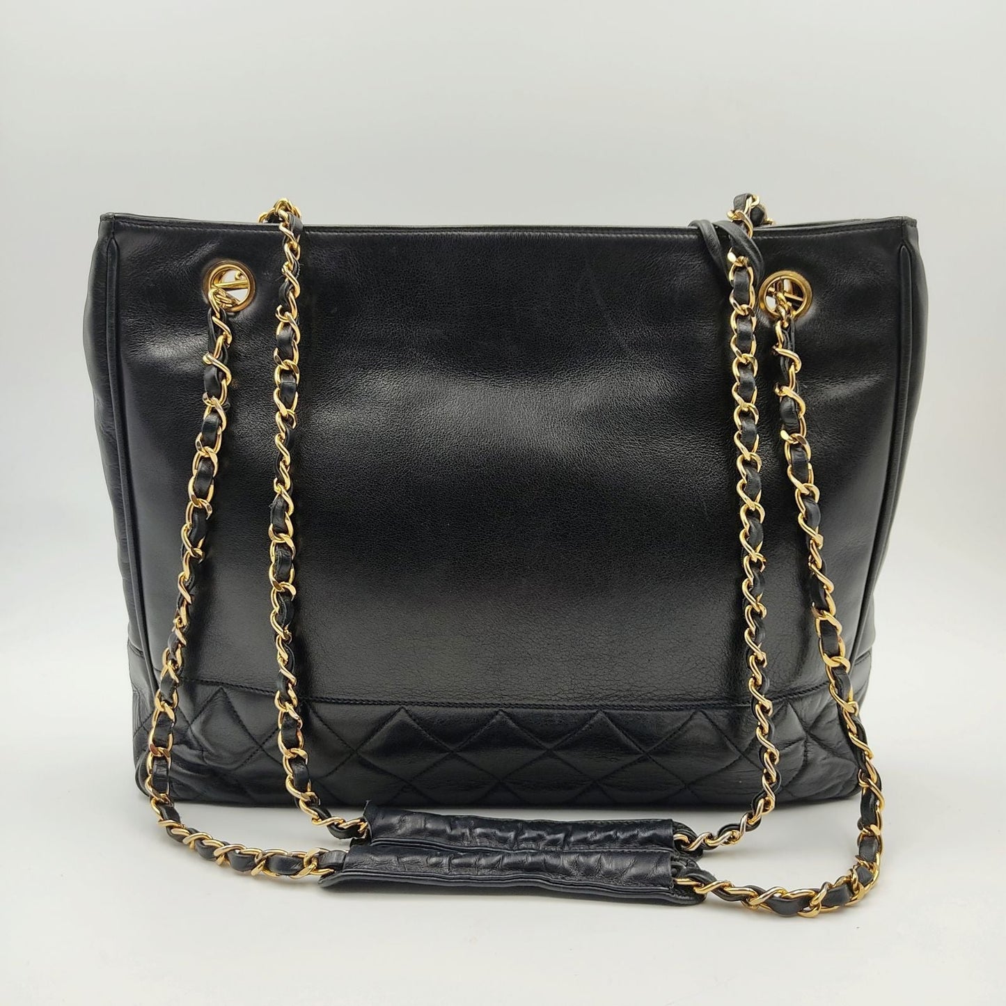 Luxury Chanel Tote shoulder bag in black leather