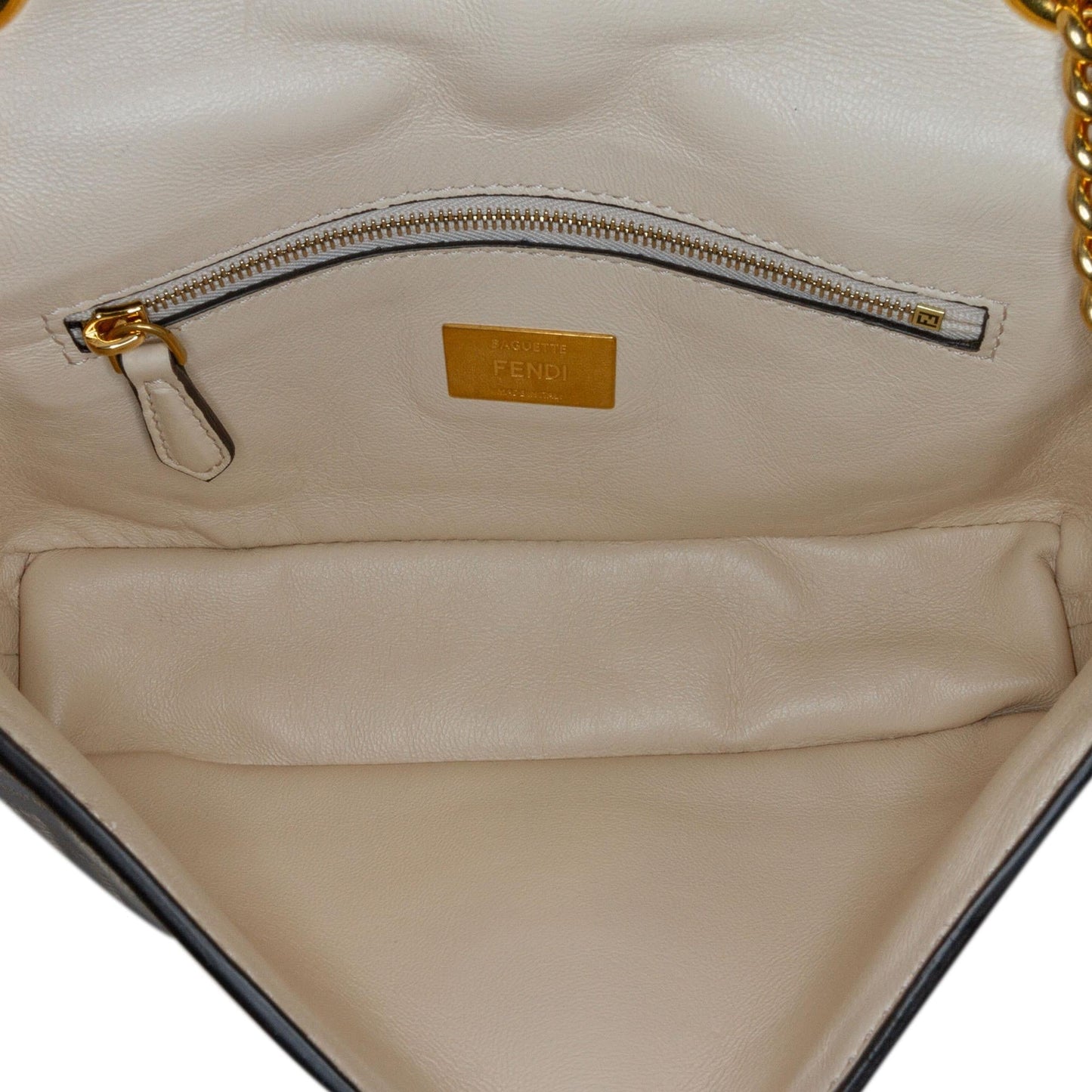 Luxury FendiZucca Embossed Chain Midi Baguette (SHG-InpXQw)