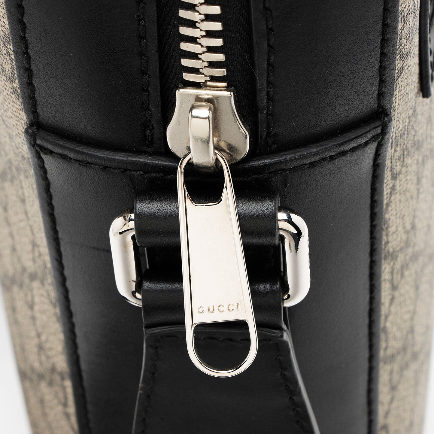 Gucci GG Supreme Medium Messenger