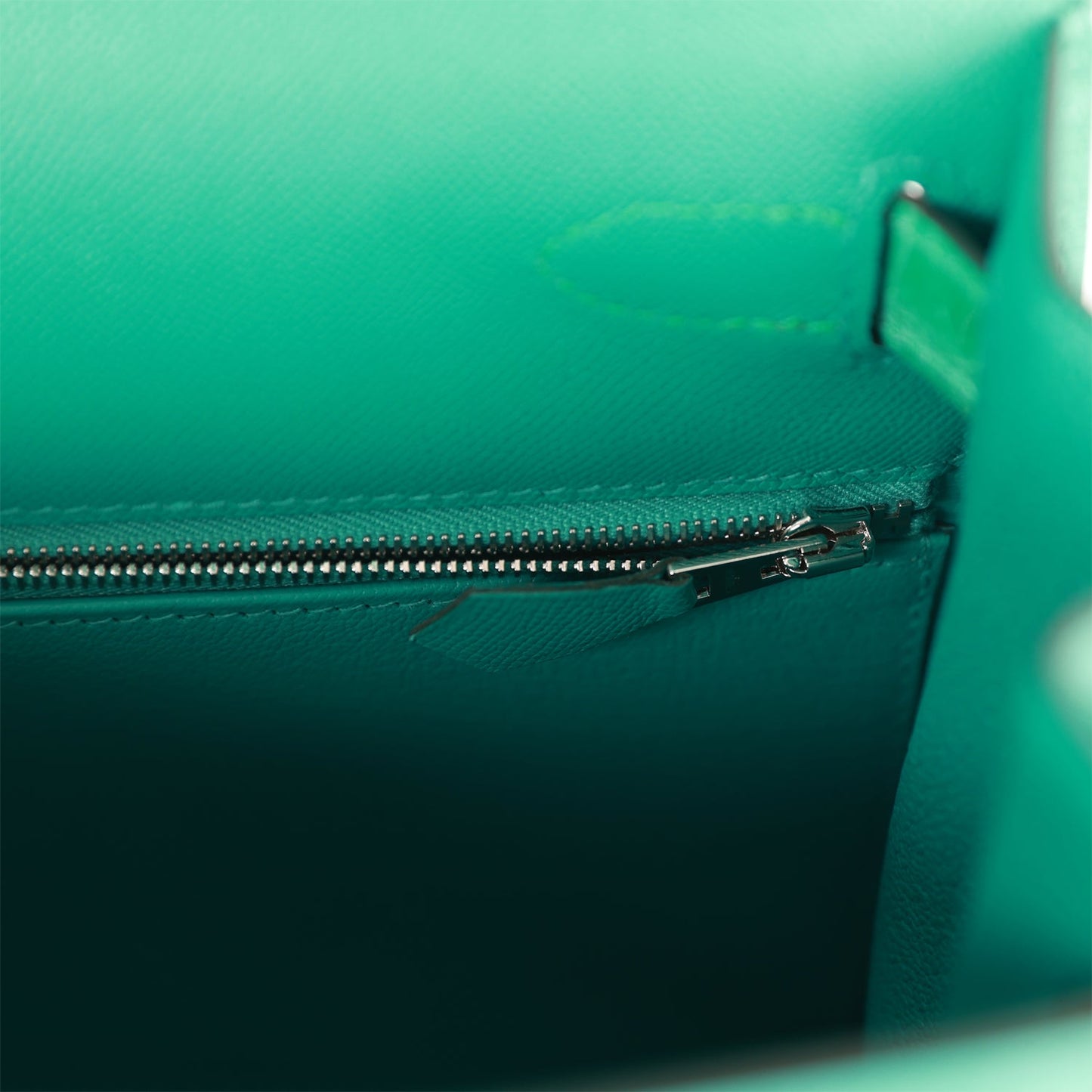 Luxury Hermes Kelly Sellier 28 Vert Verone Madame and Shiny Niloticus Crocodile Touch Palladium Hardware