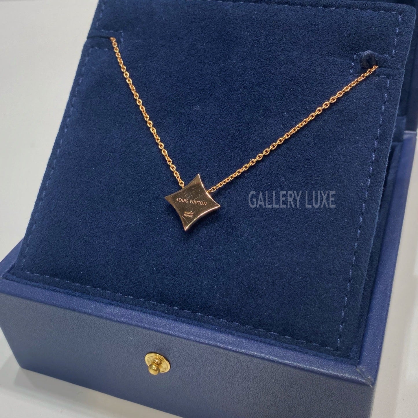 No.001304-Louis Vuitton Color Blossom Star White Mother Of Pearl Pendant