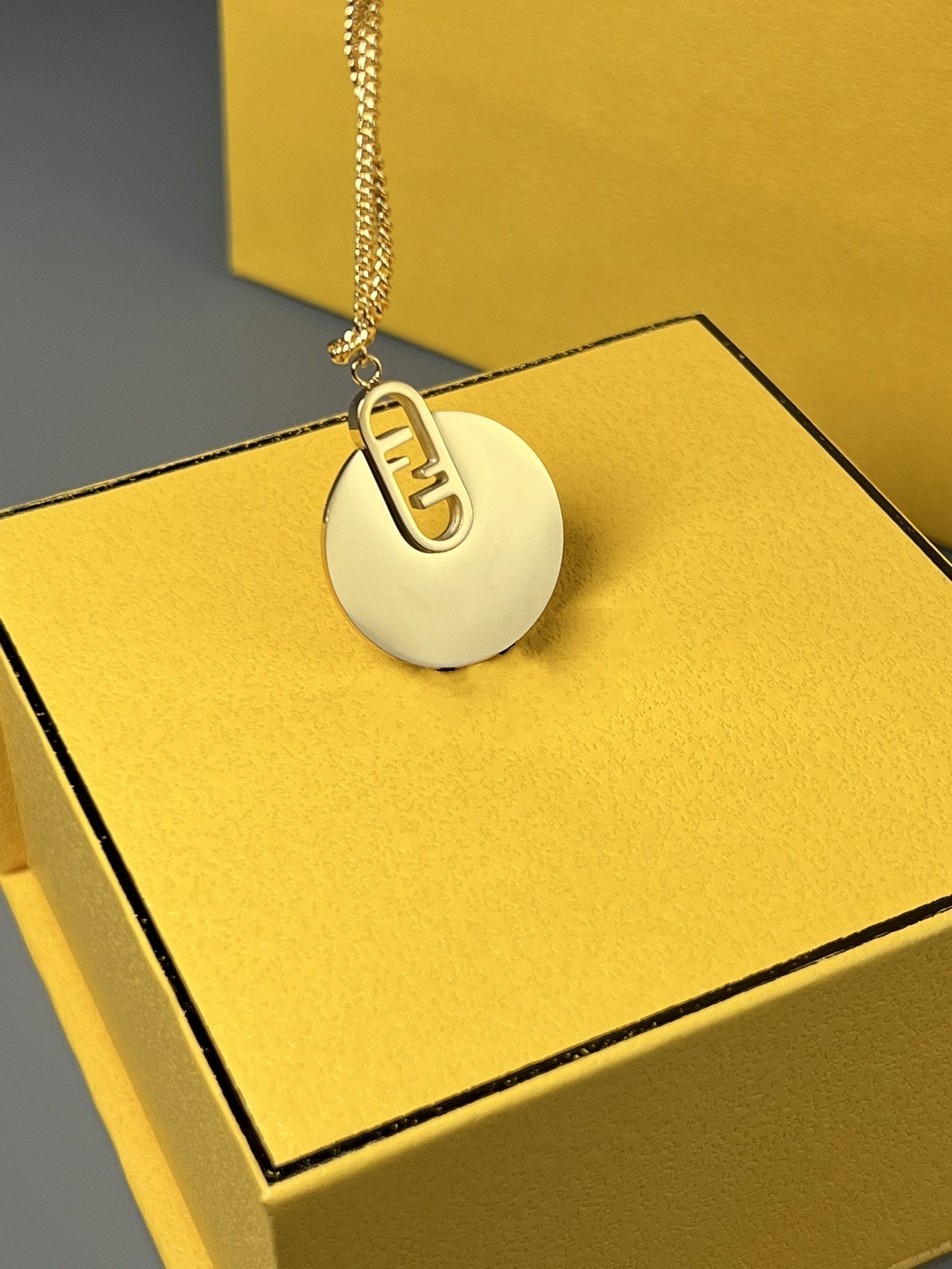 Luxury FendiO'LOCK GOLD NECKLACE