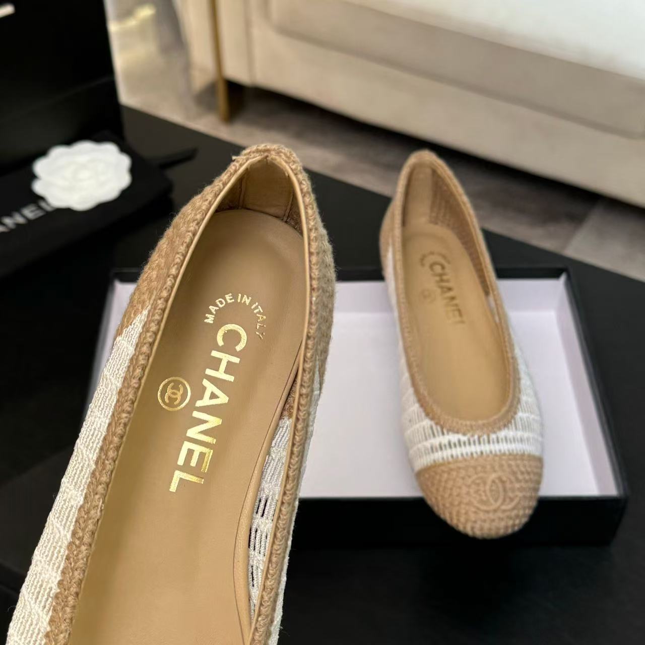 Luxury Chanel 25 Ballet Flat White Beige Raffia