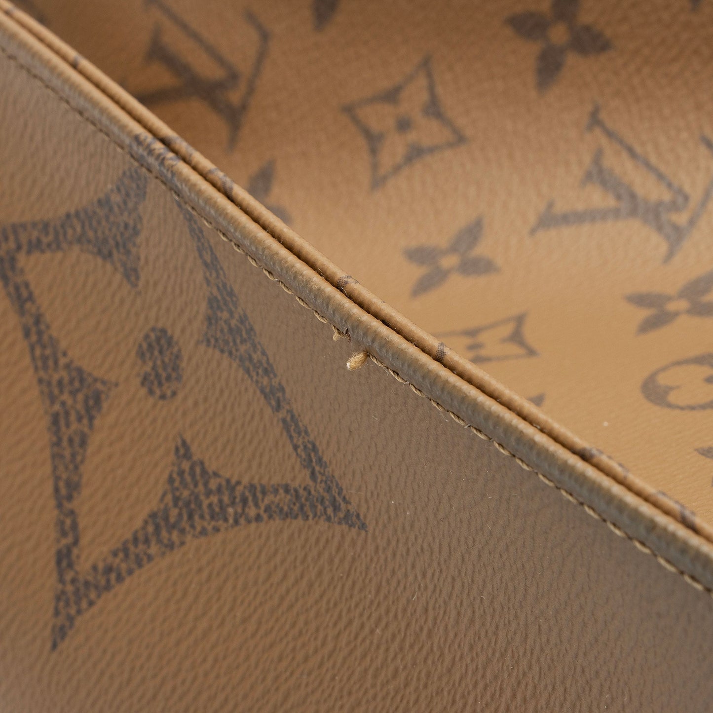 Louis Vuitton Giant Monogram Canvas Onthego MM Tote (SHF-OPM7Zk)