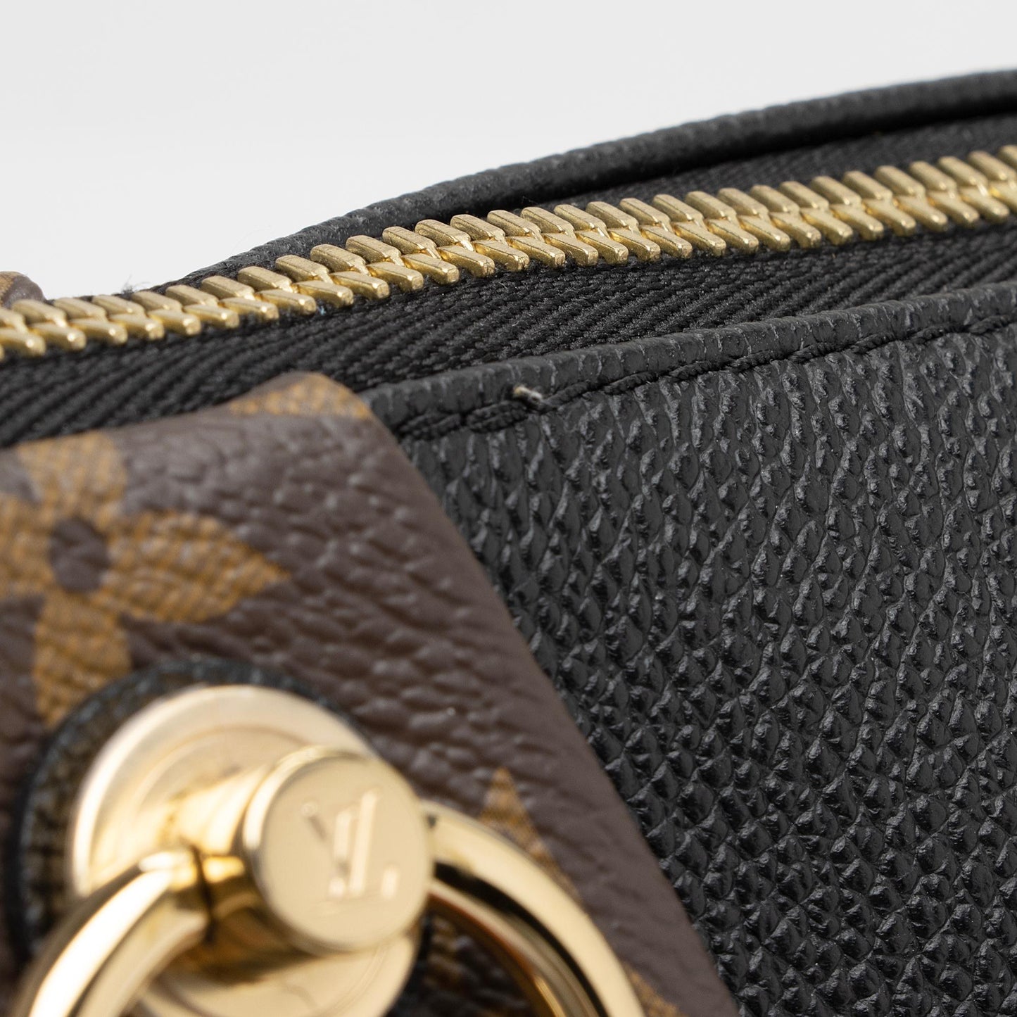 Louis Vuitton Monogram Canvas V Tote MM (SHF-xfJRm0)