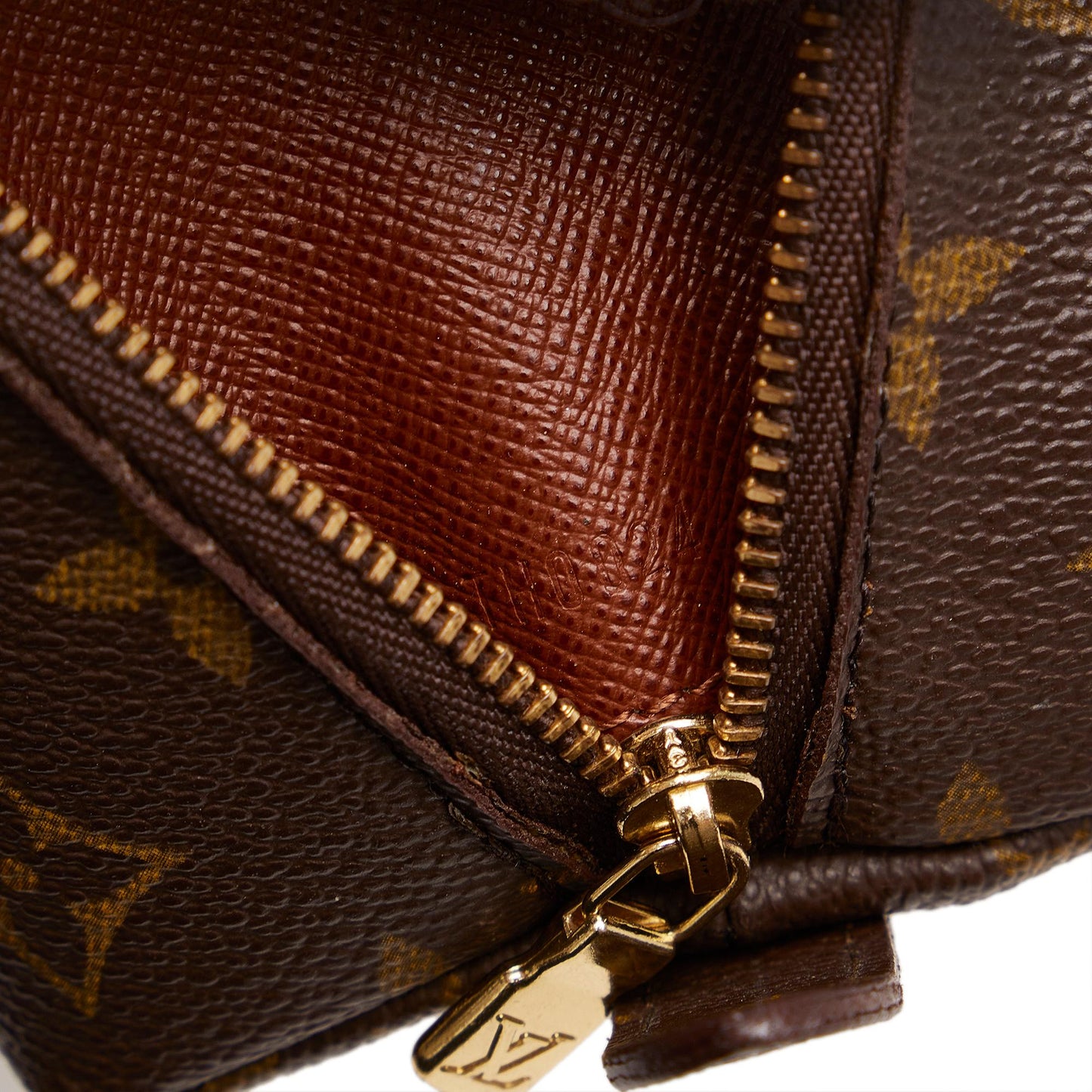 Louis Vuitton Monogram Trousse Demi Ronde Cosmetic Pouch (SHG-0l8t53)