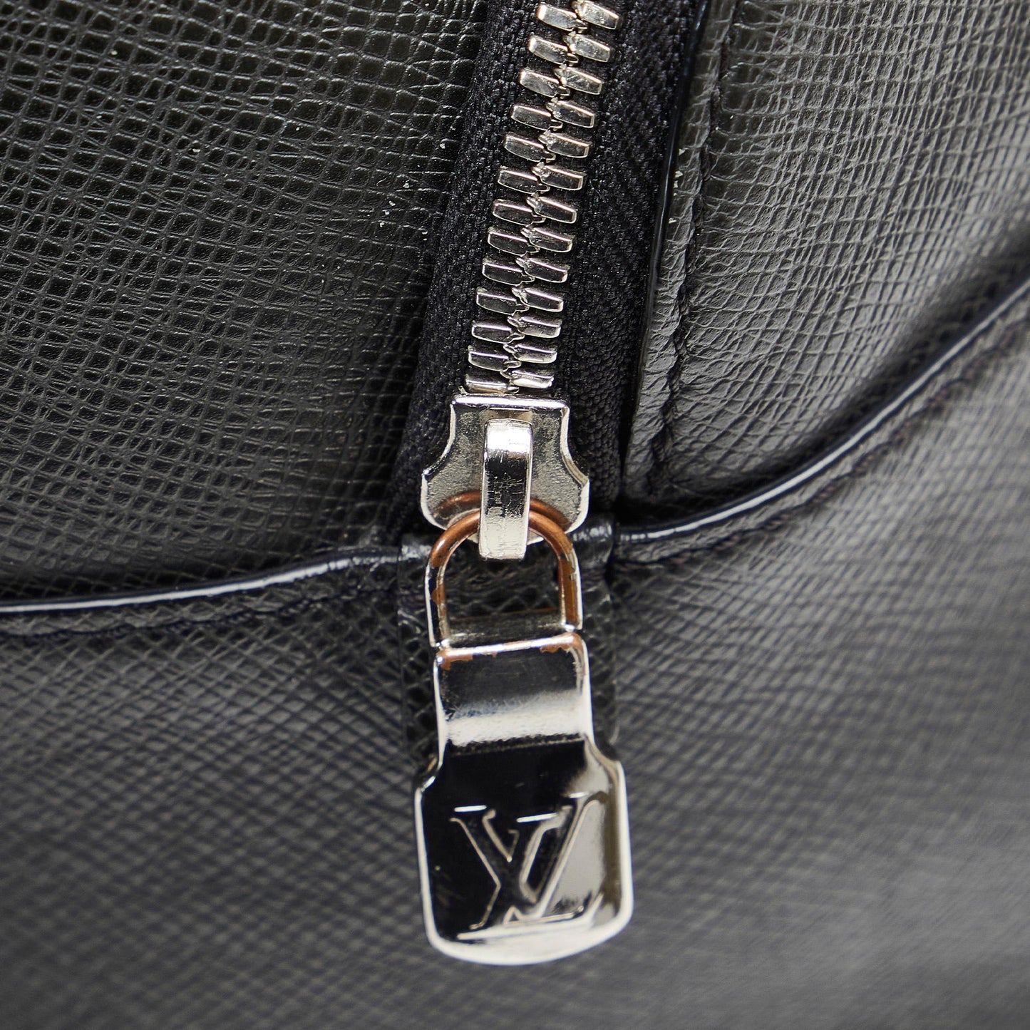 Louis Vuitton Taiga Anton Backpack (SHG-BsTuX4)