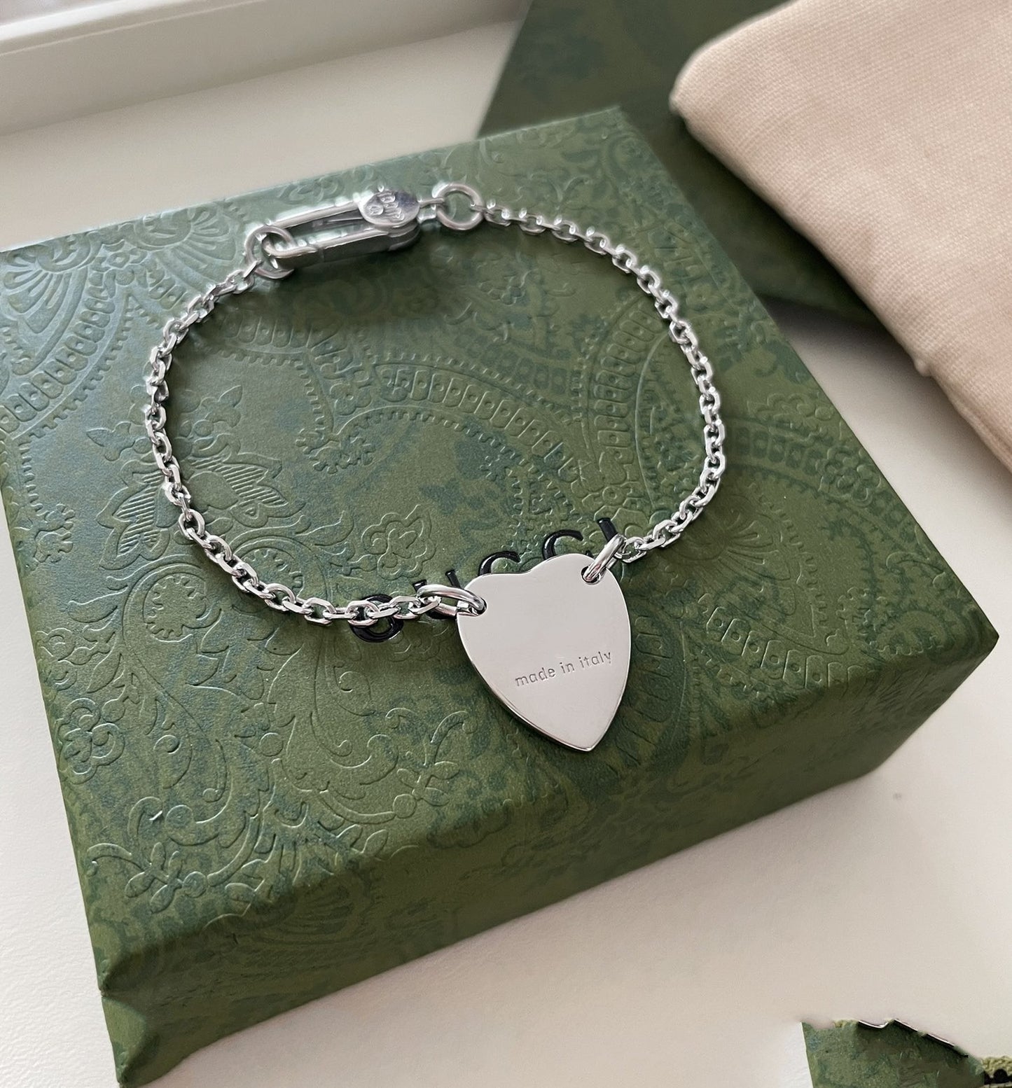Luxury Gucci GG LOGO HEART-SHAPED PENDANT SILVER BRACELET