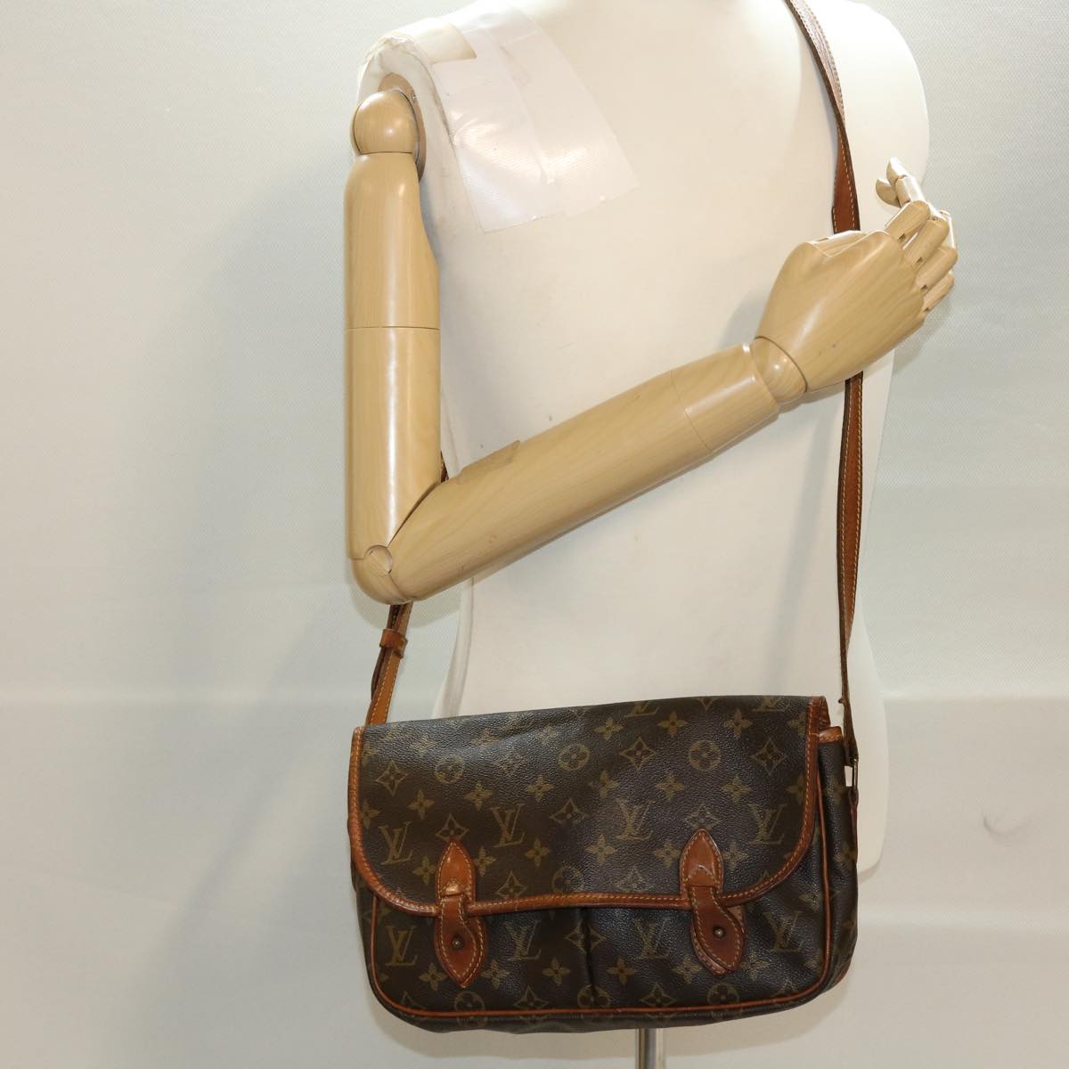 LOUIS VUITTON Monogram Gibeciere MM Shoulder Bag M42247 LV am4560