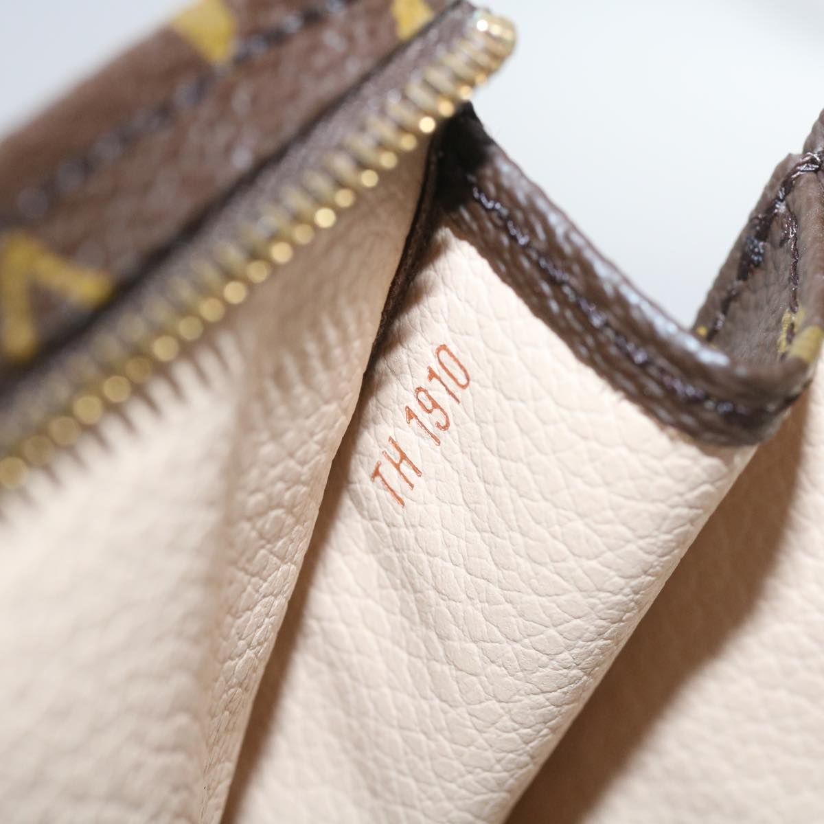 LOUIS VUITTON Monogram Poche Toilette 26 Pouch M47542 LV am5894