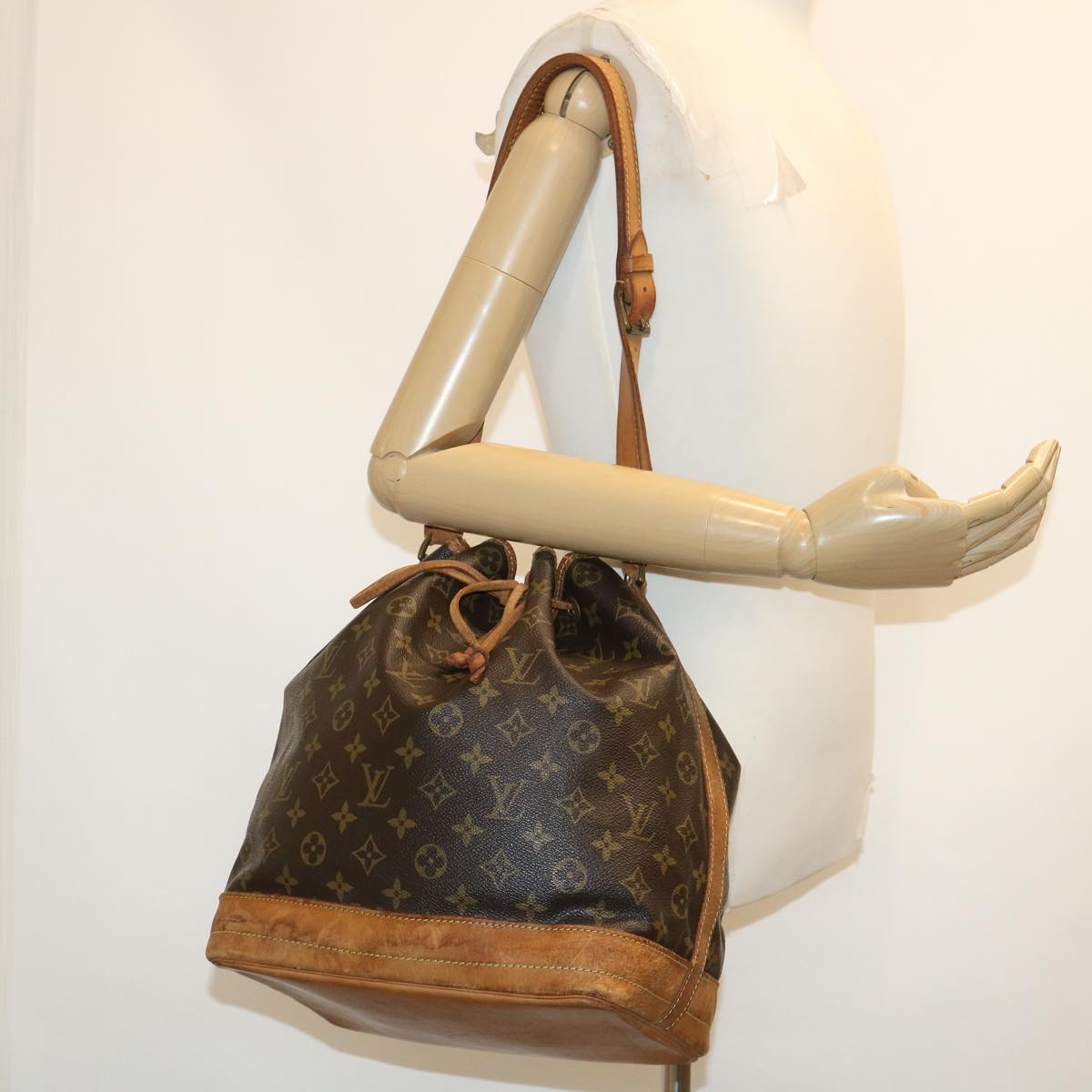 LOUIS VUITTON Monogram Noe Shoulder Bag M42224 LV ar6972