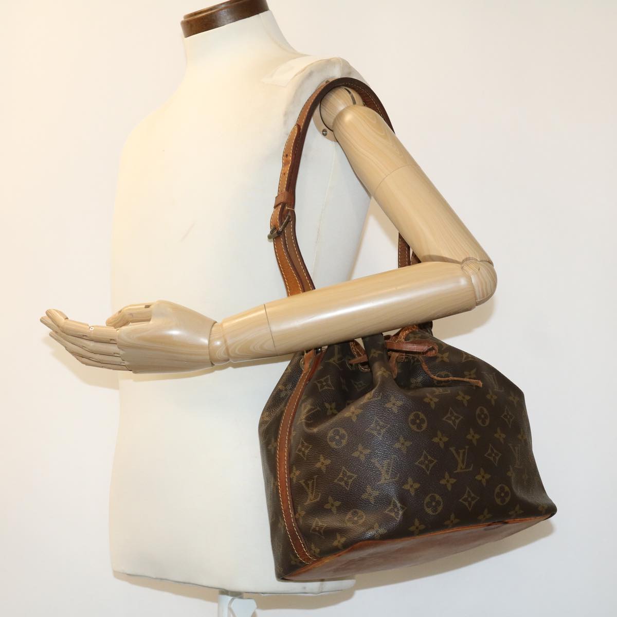 LOUIS VUITTON Monogram Petit Noe Shoulder Bag M42226 LV ar7361