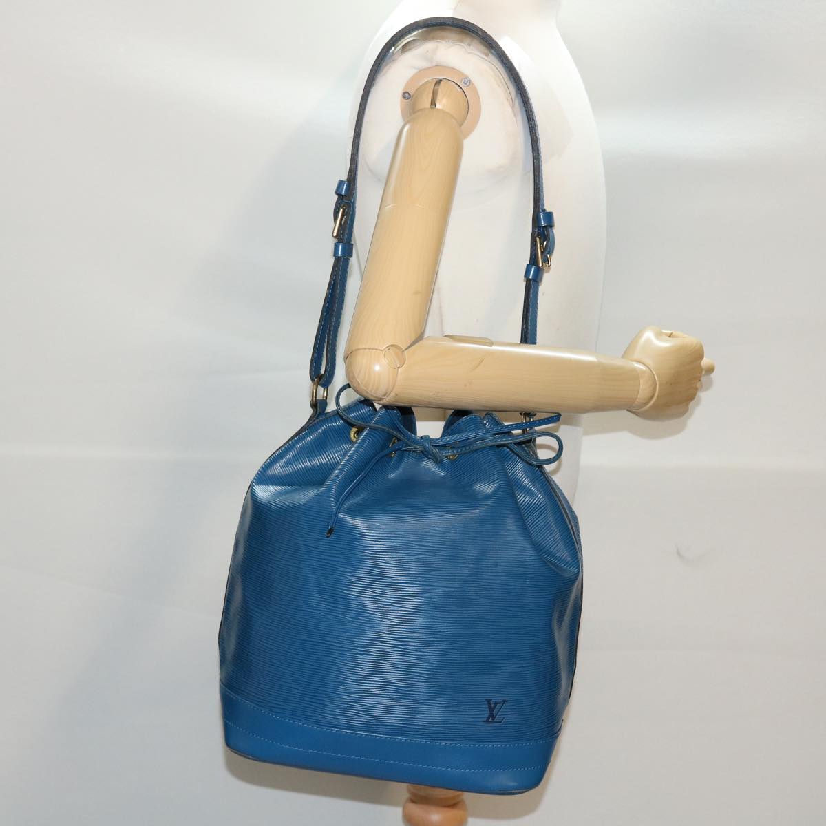 LOUIS VUITTON Epi Noe Shoulder Bag Blue M44005 LV ar9752