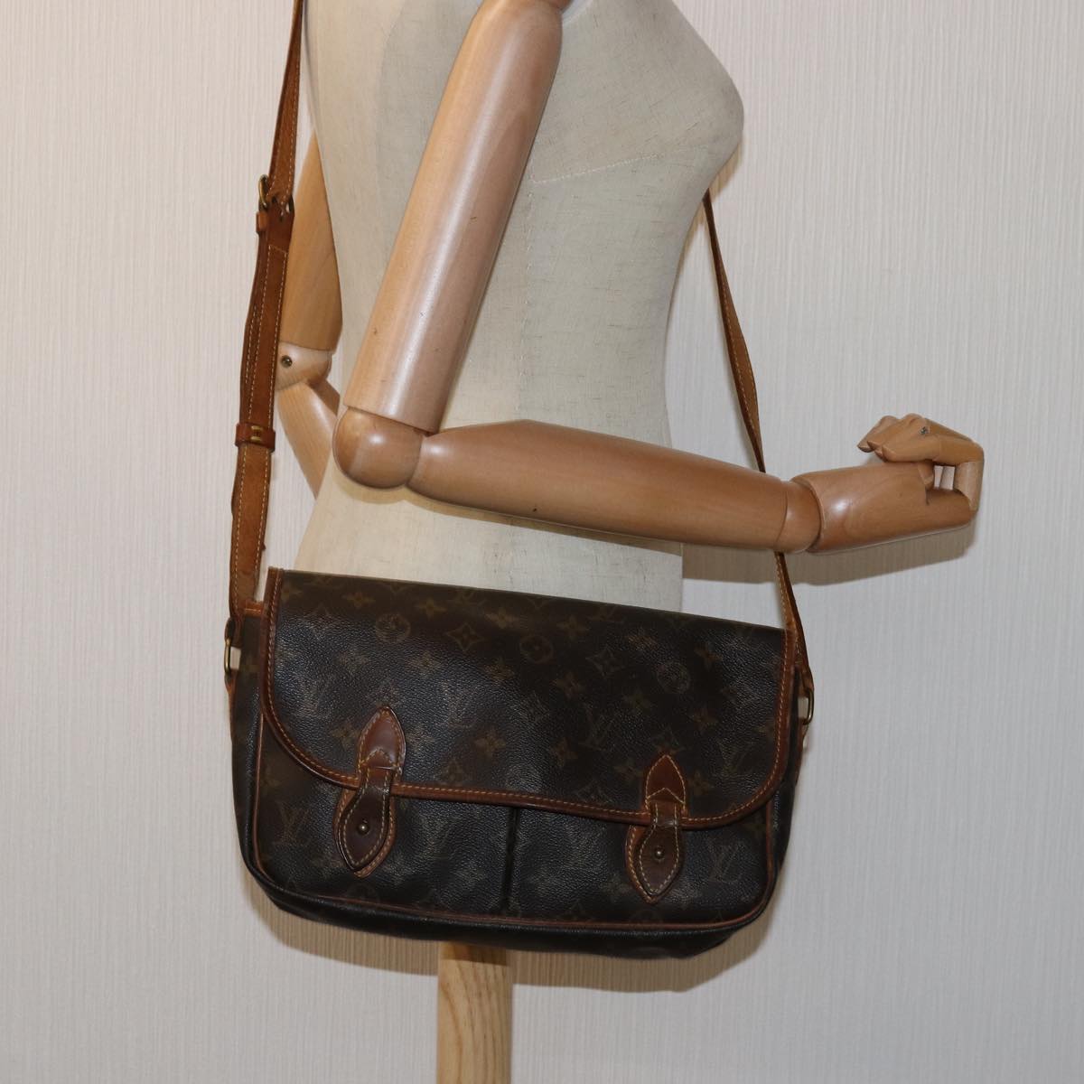 LOUIS VUITTON Monogram Gibeciere MM Shoulder Bag M42247 LV bs14301