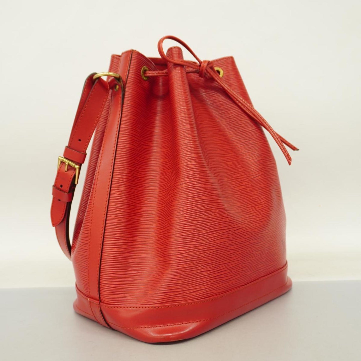 Louis Vuitton Noe Leather Shopper Bag ()