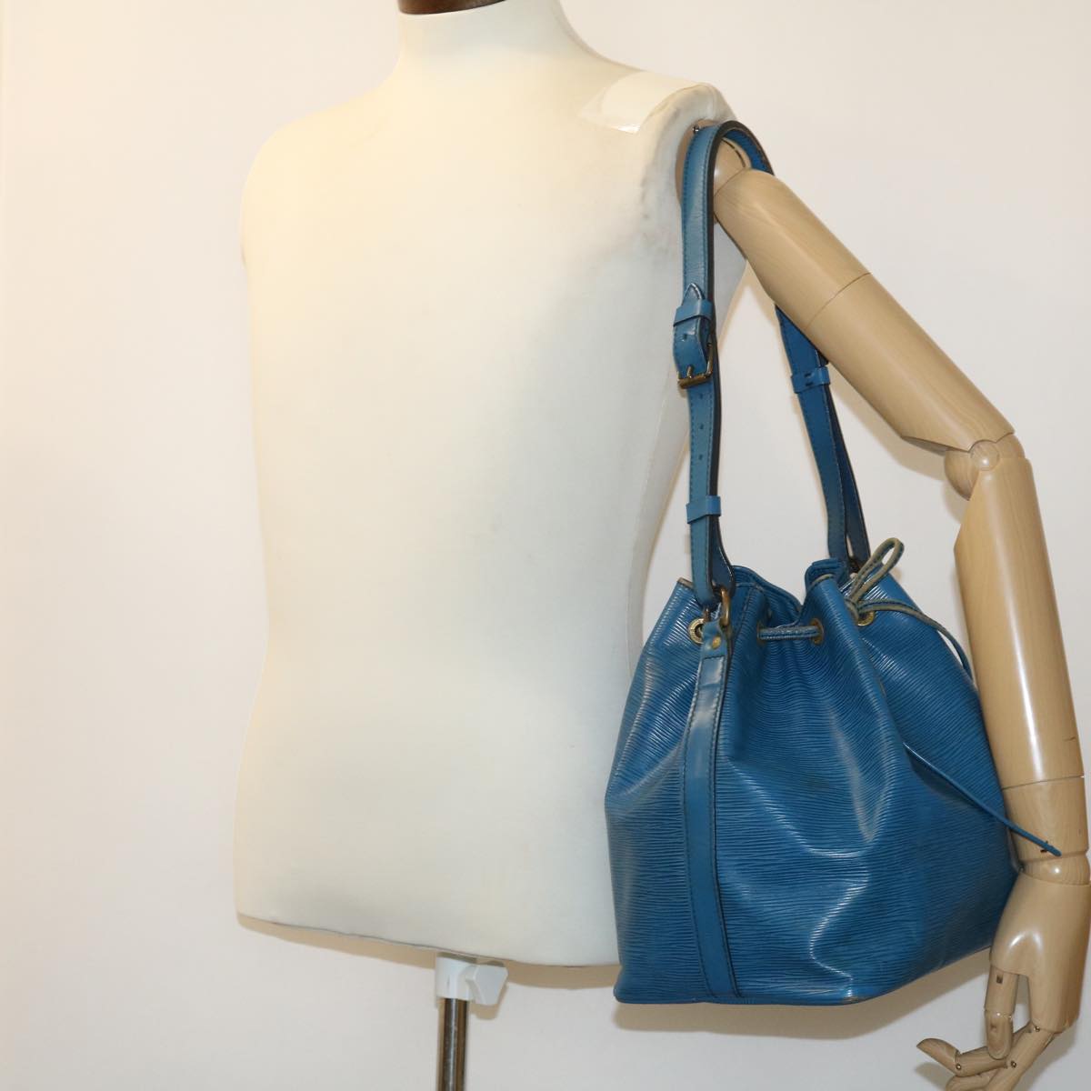 LOUIS VUITTON Epi Petit Noe Shoulder Bag Blue M44105 LV ds528