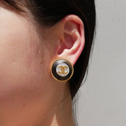 Luxury Chanel 1995 Mother-of-pearl Rope Edge Earrings Clip-On