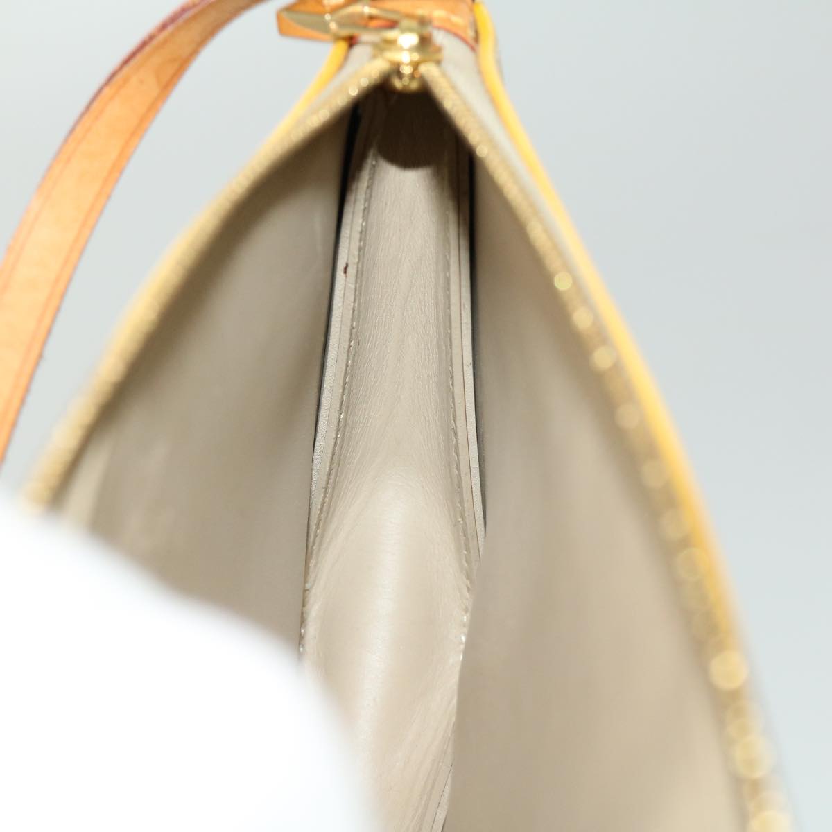 Louis Vuitton Lexington Patent Leather Clutch Bag ()