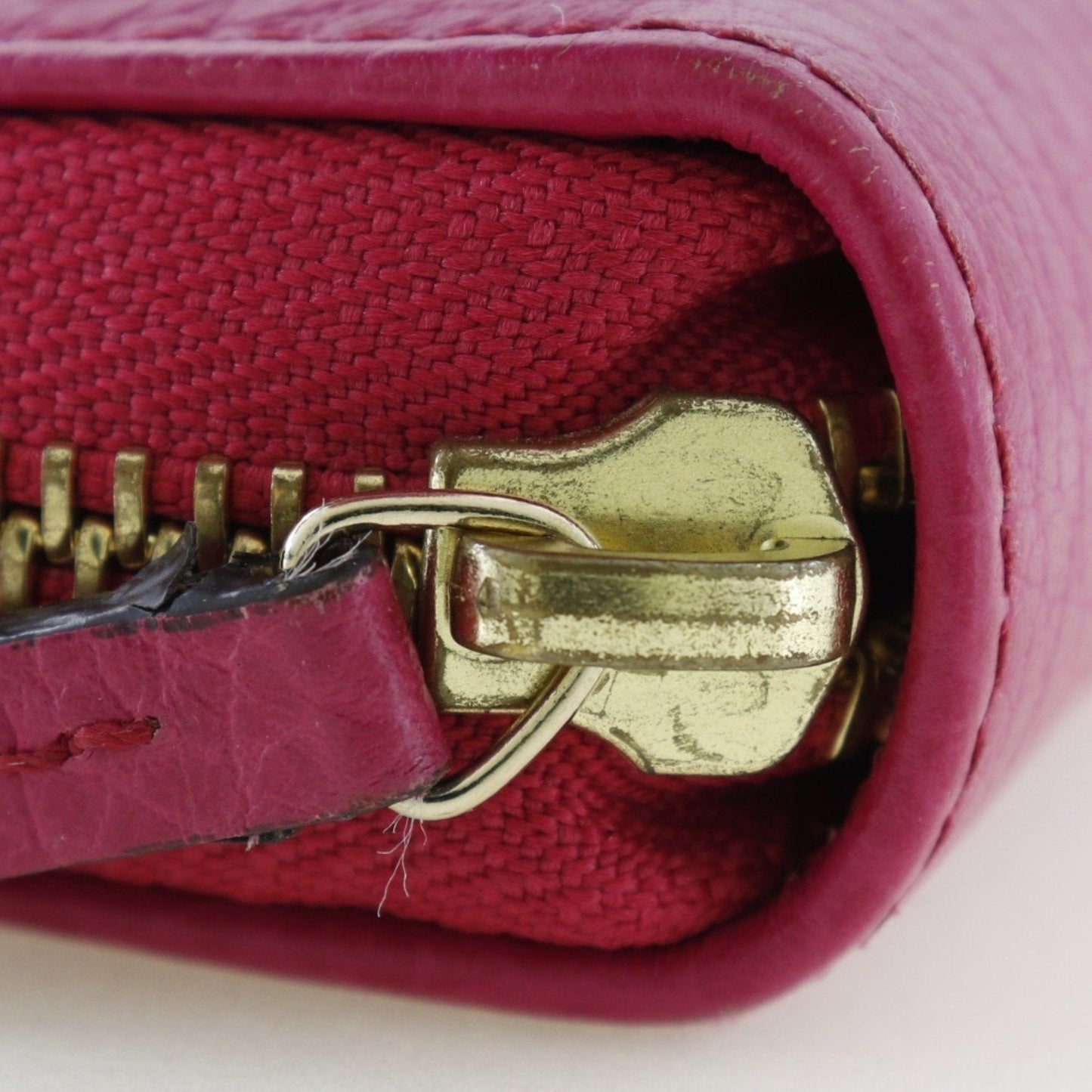 Gucci Zip Around Calfskin Wallet ()
