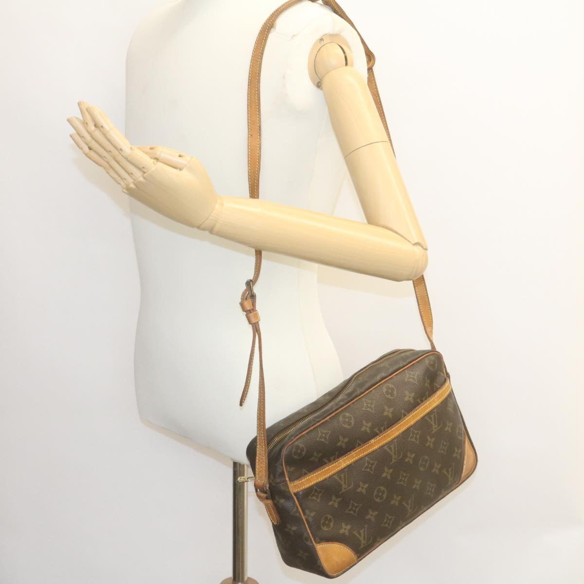 LOUIS VUITTON Monogram Trocadero 30 Shoulder Bag M51272 LV hs495