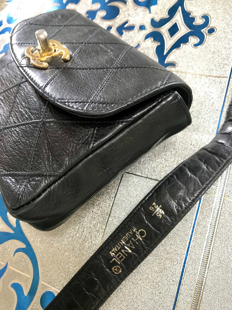 Luxury Chanel Vintage black leather waist purse, fanny pack with golden chain belt and CC closure hock