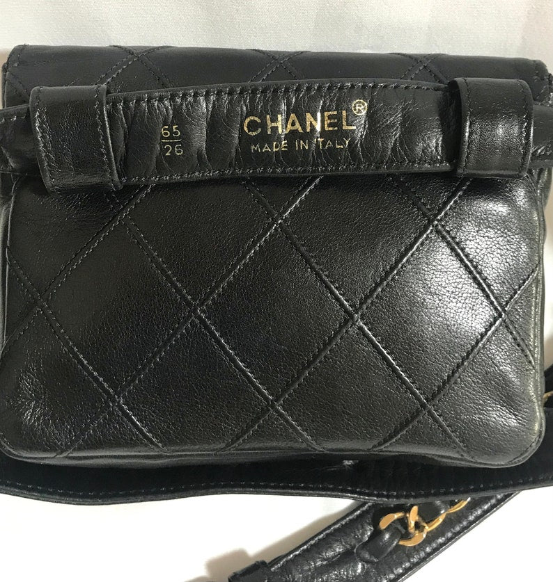 Luxury Chanel Vintage black leather waist purse, fanny pack with golden chain belt and CC closure hock