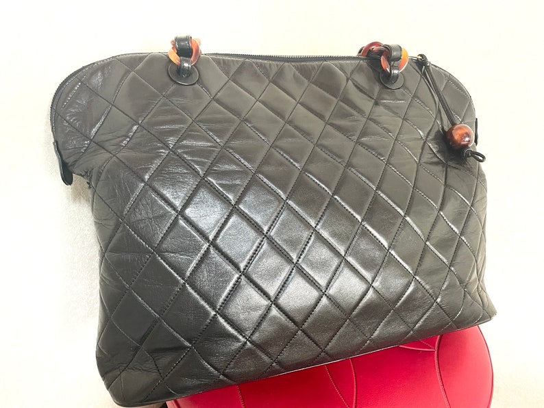 Luxury Chanel Vintage black lambskin large tote bag with brown plastic chains and CC mark charm to the LAMPO zipper