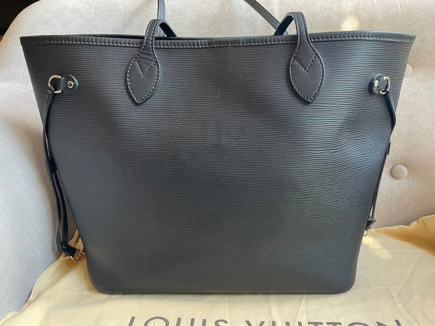 Louis Vuitton Neverfull MM Black Epi Leather (1,740)