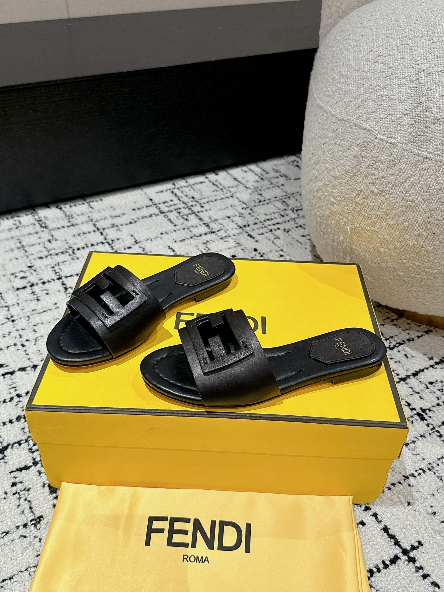 Luxury FendiFF Baguette Black Leather Slide