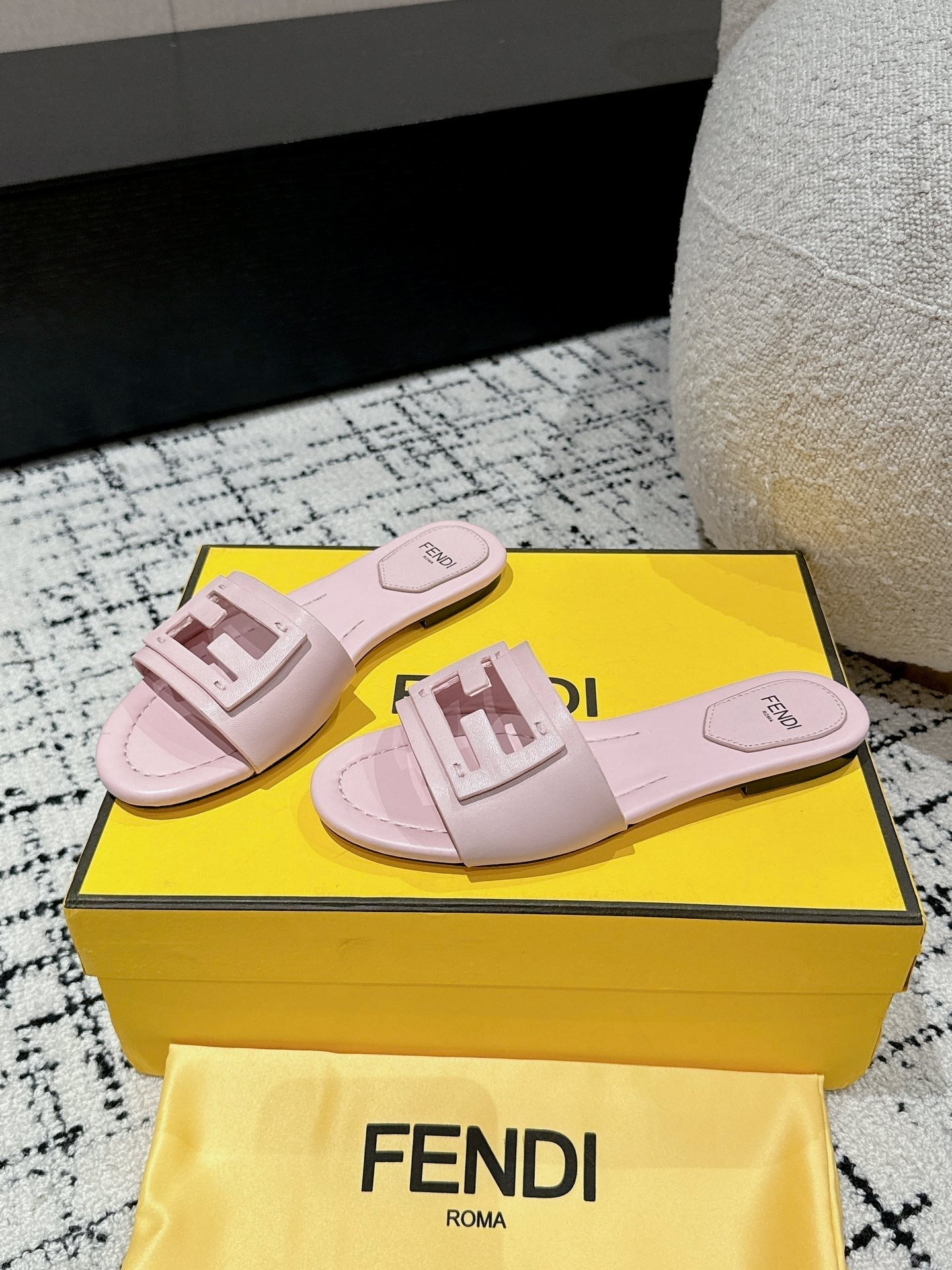 Luxury FendiFF Baguette Light Pink Leather Slide