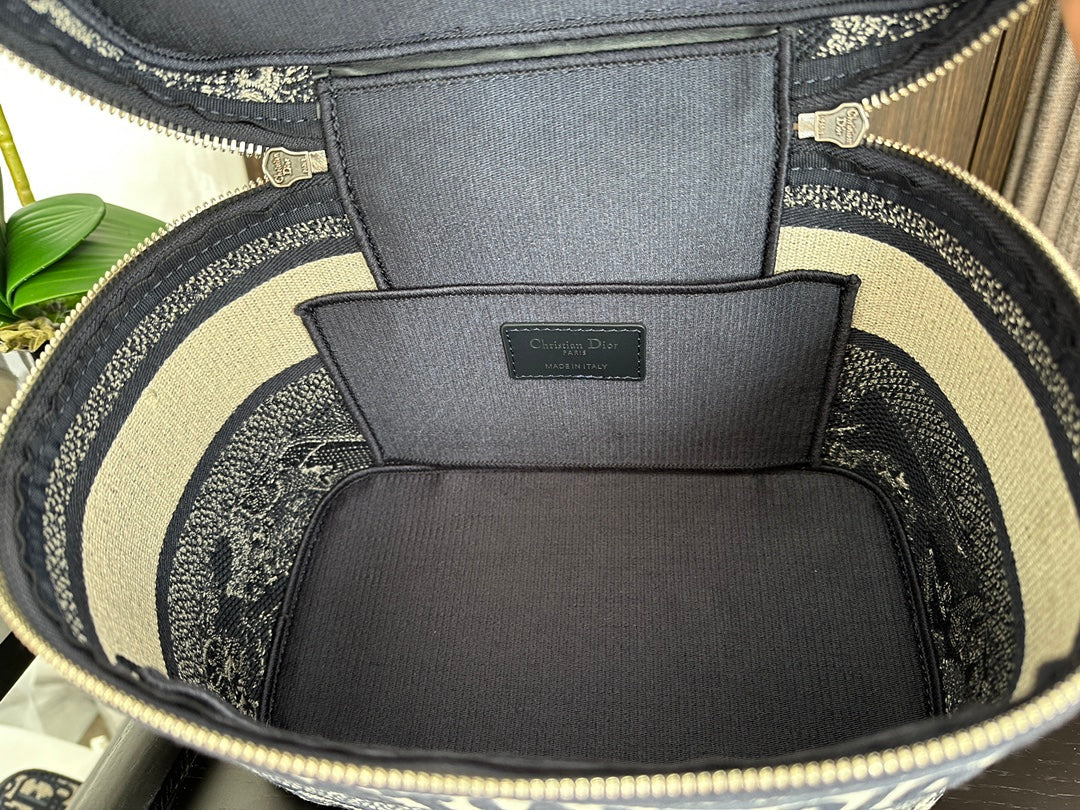 Luxury Dior DIORtravel vanity 25 black embroidery