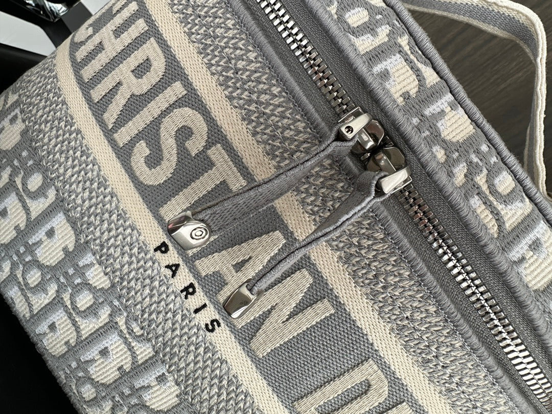 Luxury Dior DIORtravel vanity 25 grey oblique embroidery