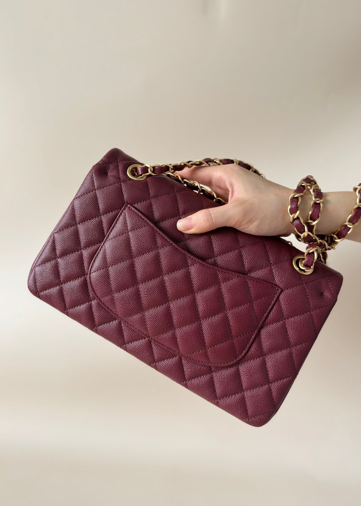 Luxury Chanel flap bag medium 25 burgundy caviar gold hardware