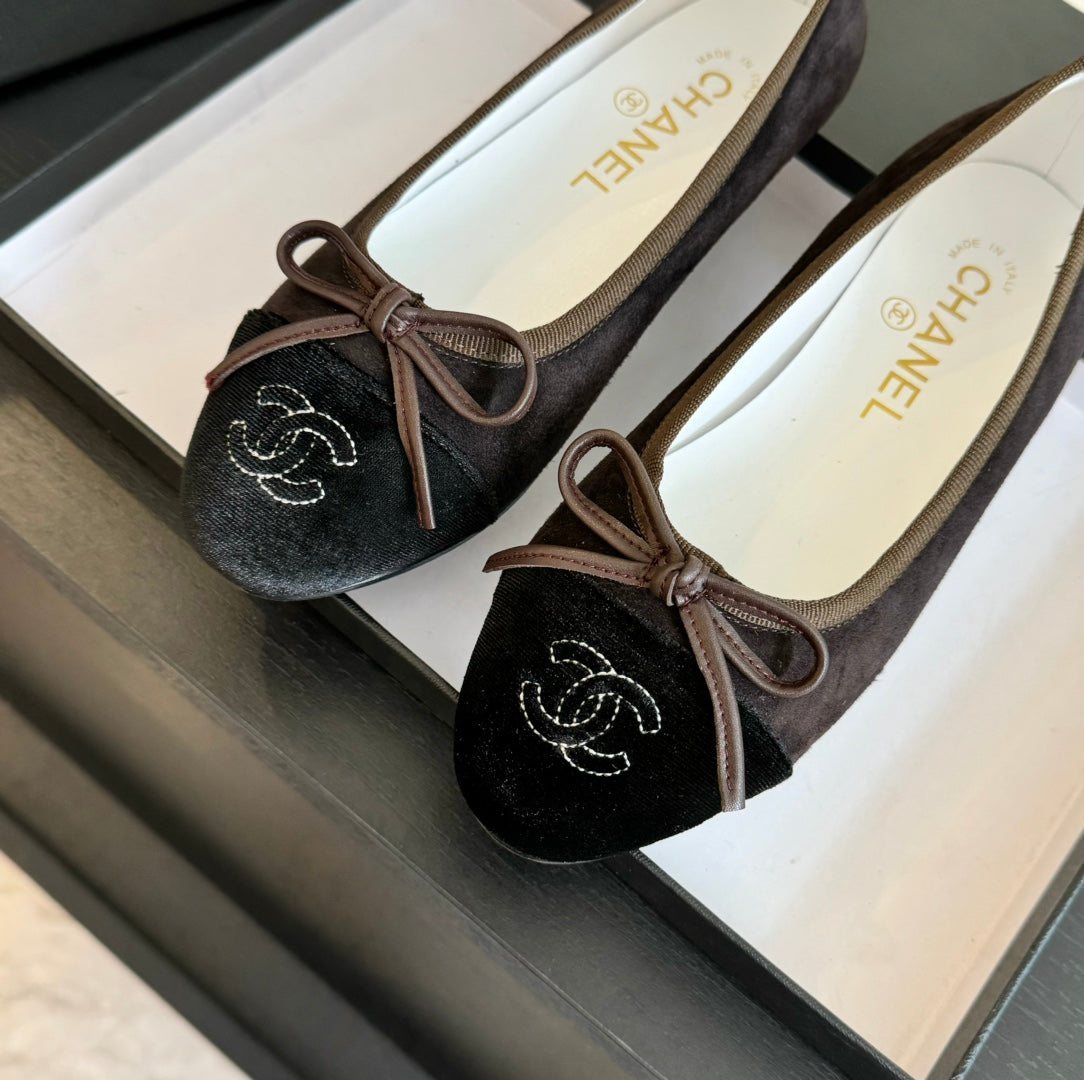 Luxury Chanel ballet flat chocolate suede and black canvas