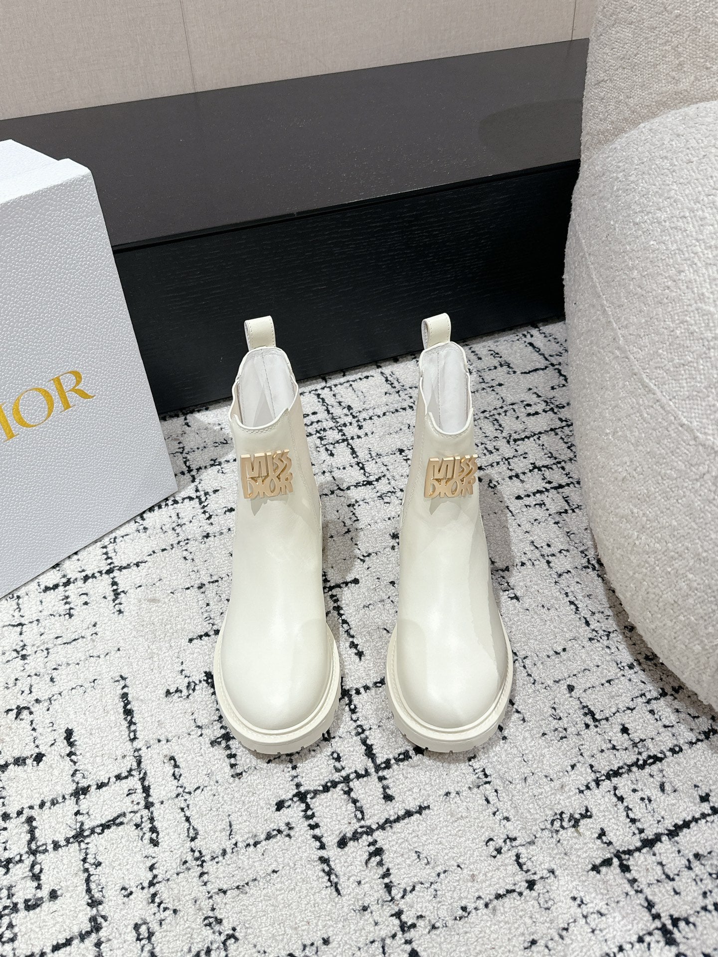 Luxury DiorMiss Luxury DiorChelsea Boots In White Calfskin 103728