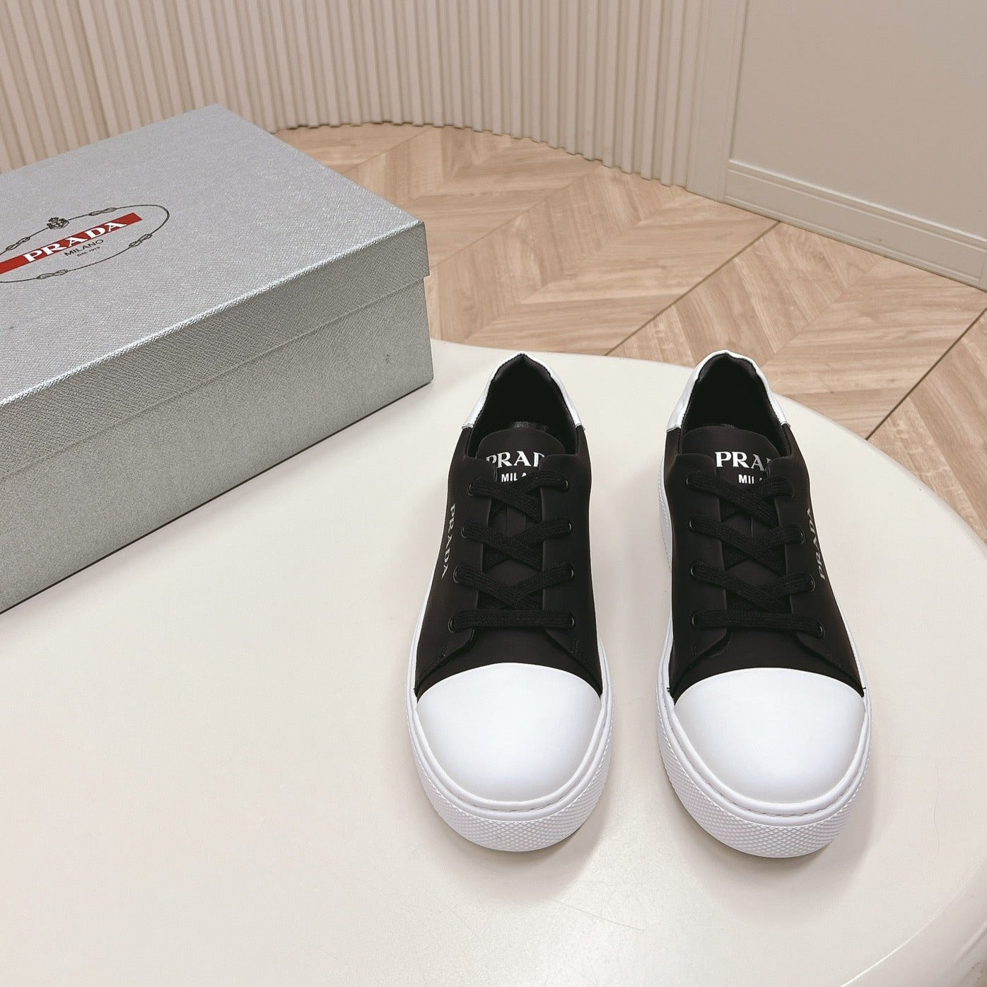 Luxury PradaLOGO OUTLET BASIC SNEAKERS BLACK AND WHITE TOE CALFSKIN