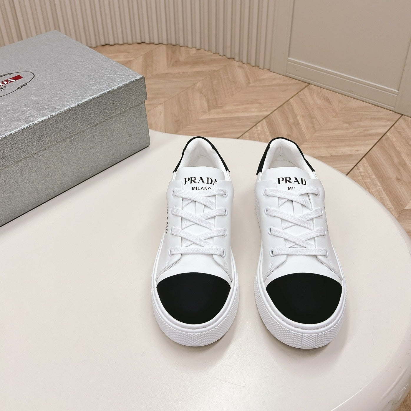 Luxury PradaLOGO OUTLET BASIC SNEAKERS WHITE AND BLACK TOE CALFSKIN