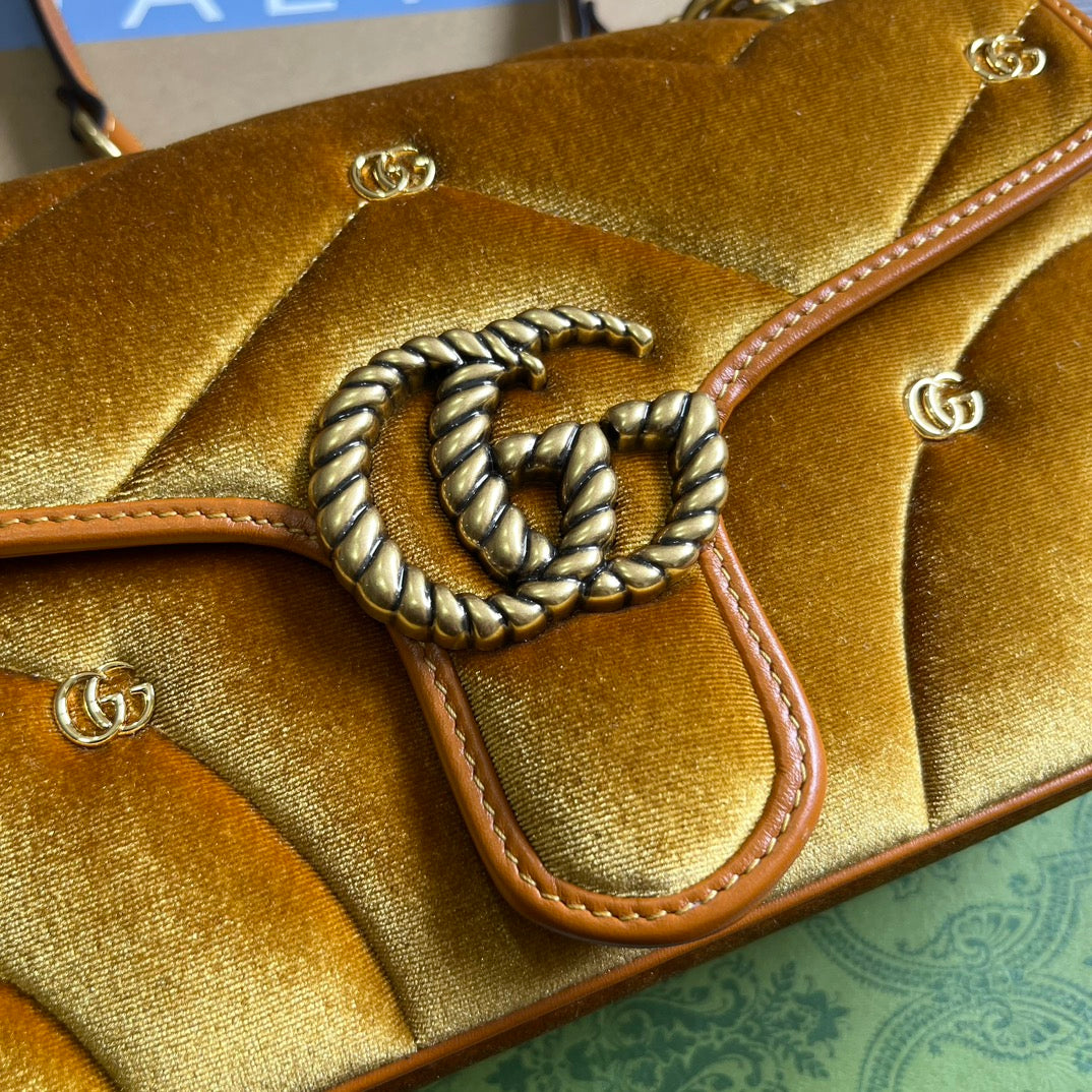 Luxury Gucci GG MARMONT MEDIUM 26 BAG IN GOLDEN VELVET