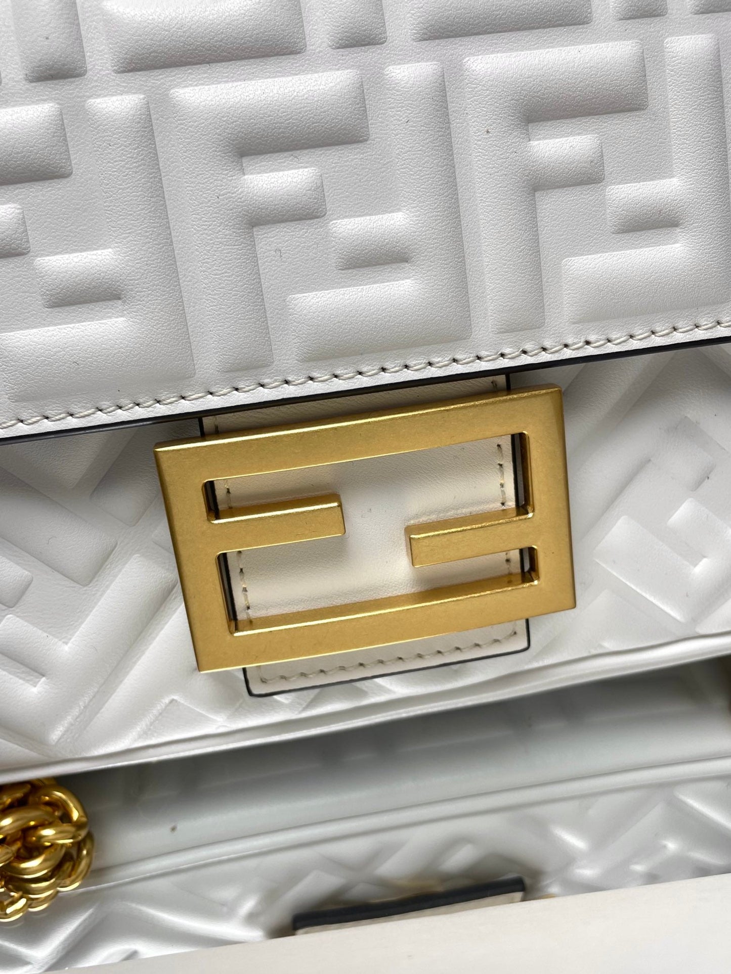 Luxury FendiFend Baguette 24 Bag With FF Motif White Leather Ghw